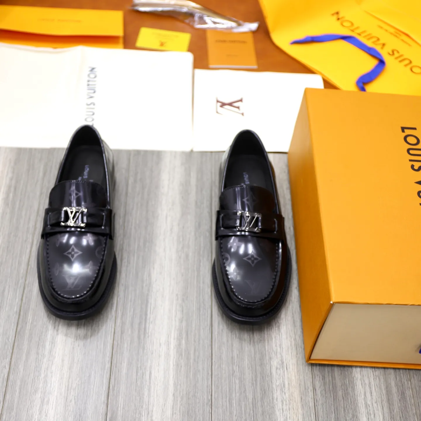 Men's Men's Shoes💰💰920LV Louis Vuitton Slip-on Loafers, top quality products from Guangzhou, ready for sale! This LV Glove loafer is made of selected soft cowhide, with a slightly wrinkled leather surface and a very high-end texture. Each pair is unique. The leather surface is light and soft, with a fine texture and good luster. It is a classic loafer style, with exquisite handmade mark stitching on the toe, and a square toe configuration to highlight the classic style. The horizontal band has hot-printed LV three-dimensional letters, semi-solid handcrafts and a genuine leather outsole, and a rubber patch on the heel to create wear-resistant performance and comfort. One of the must-have loafers for men! Comes with full original packaging! Code number: 38-39-40-41-42-43-44 (38, 45, 46 customized) standard leather shoe code